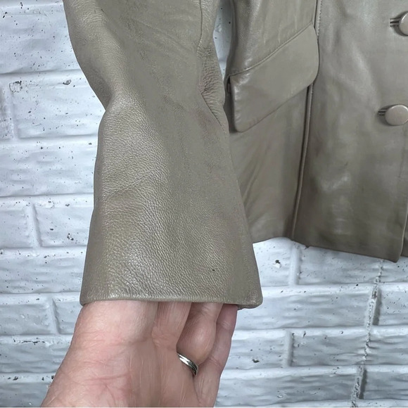 VINTAGE “REAL LEATHER” Smooth Light tan Leather Coat Size Medium Covered Buttons - Picture 5 of 9